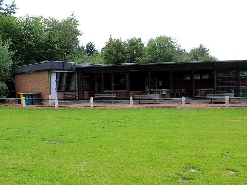 Sportlerheim mit überdachter Terrasse am Rasenplatz