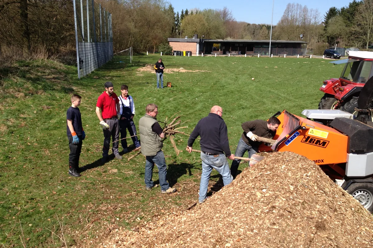 Vereinsmitglieder beim gemeinsamen Arbeitstag auf der Sportanlage