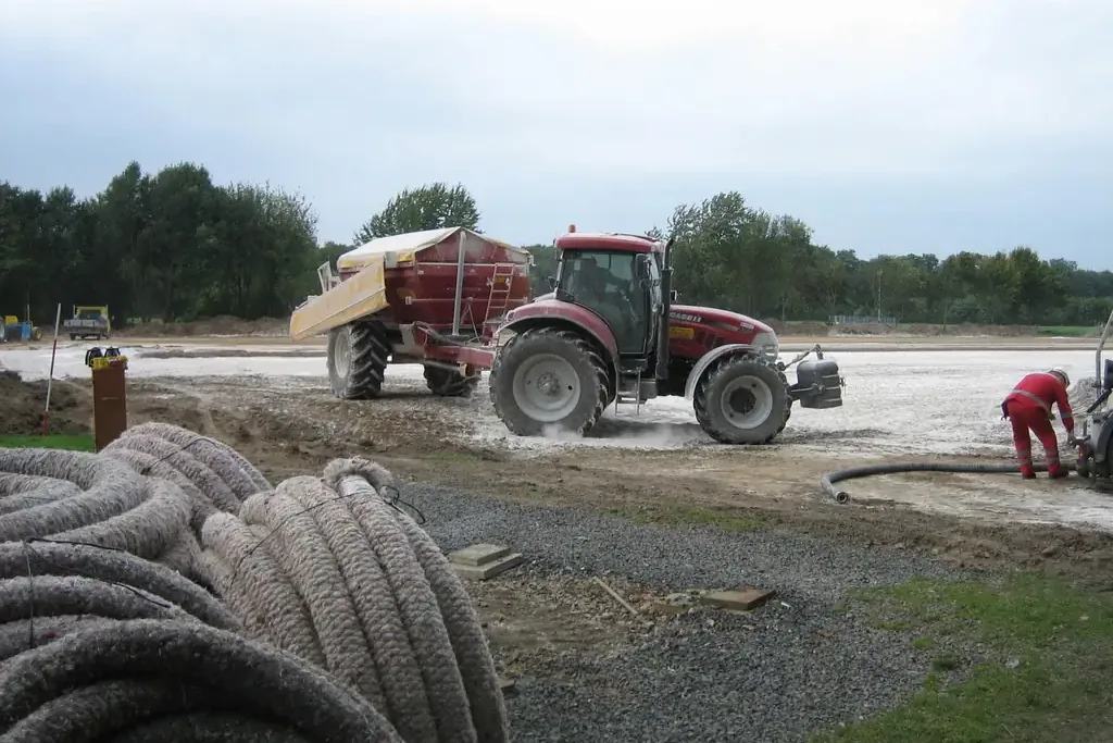 Drainagerohre und Betonmischer auf dem abgetragenen alten Platz, September 2010