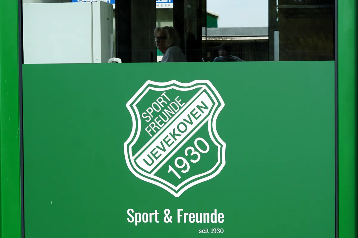 Verkaufscontainer mit Vereinswappen