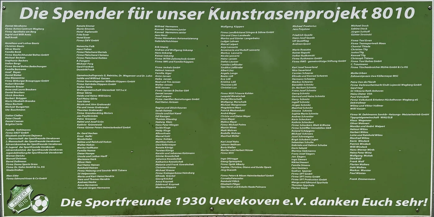 Tafel am Eingangstor mit den Namen aller Spenderinnen, Spender und Firmen des Kunstrasenprojekts 8010