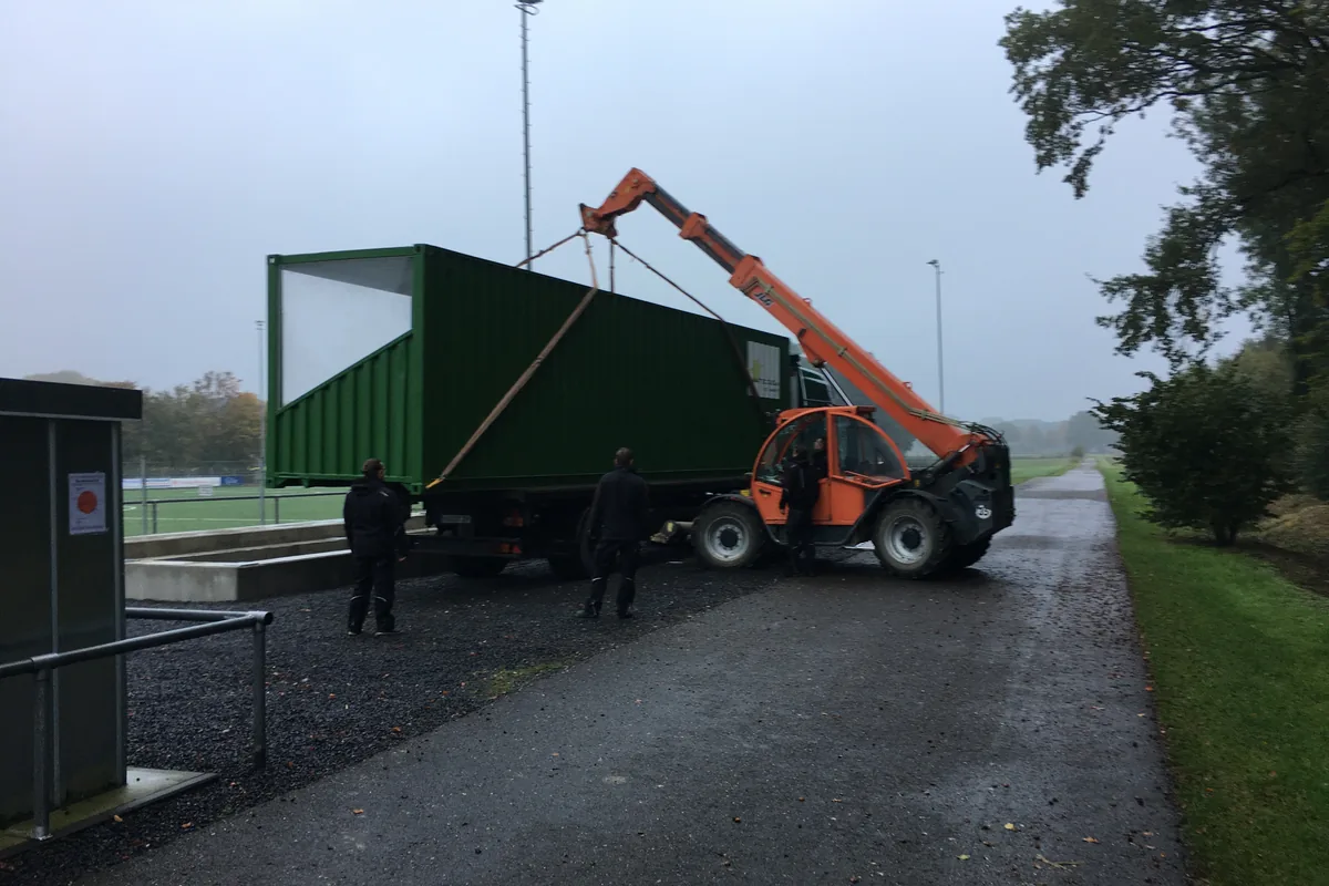 Anlieferung der Container-Tribüne per Kran