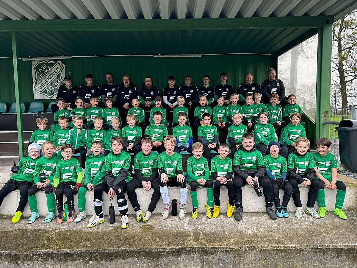 Kinder und Trainer beim Ostercamp 2024 unter dem Vereinswappen